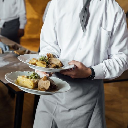 Tradiční česká a evropská kuchyně, ale i speciality světových kuchyní.